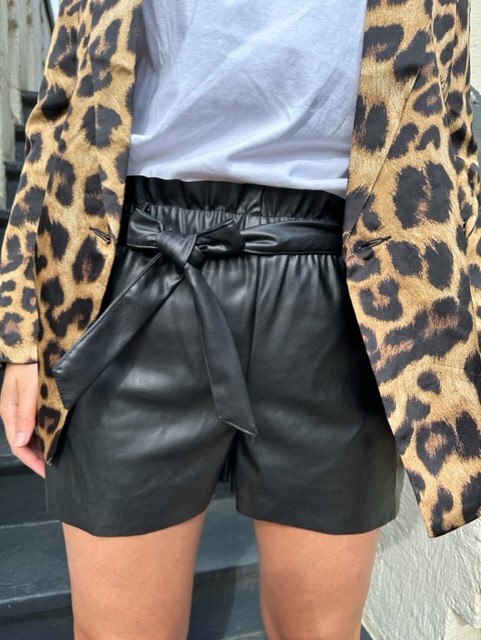 Leatherlook short zwart Stylefever