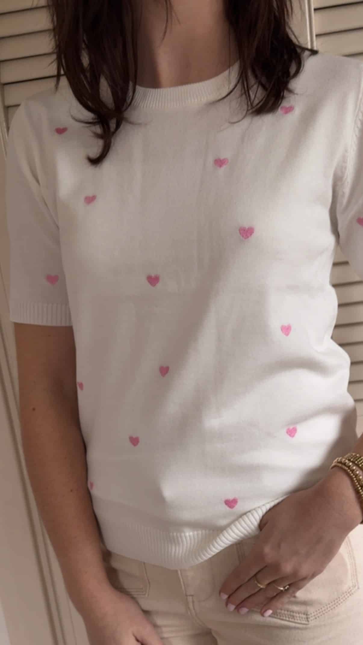 Witte top met roze hartjes 1 Witte top met roze hartjes - hartjestop - Stylefever