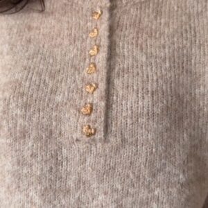 Alternative view of Beige gebreide damestrui met hartjes knoopjes