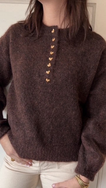 Bruin gebreide trui hartjes knopen 1 Bruin gebreide damestrui met hartjes knopen Stylefever