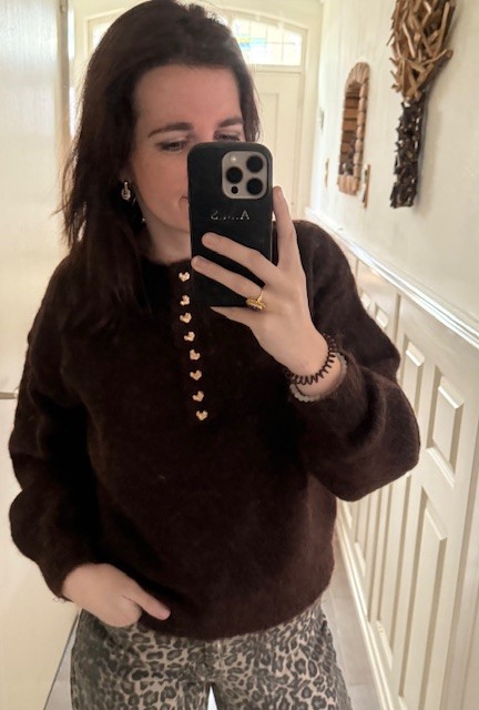 Bruin gebreide trui hartjes knopen 1 Bruin gebreide trui met hartjes knopen Stylefever