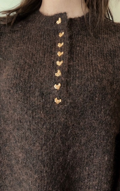 Bruin gebreide trui hartjes knopen 2 Bruine gebreide damestrui hartjes Stylefever