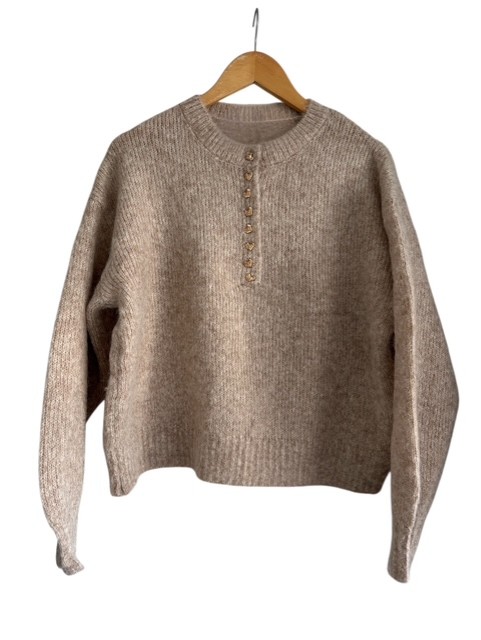 Beige gebreide damestrui met hartjes knoopjes 2 Beige gebreide damestrui met hartjes knoopjes - Afbeelding 2