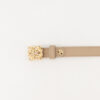 Beige leren damesriem met goudkleurige logo gesp