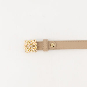 Beige leren damesriem met goudkleurige logo gesp