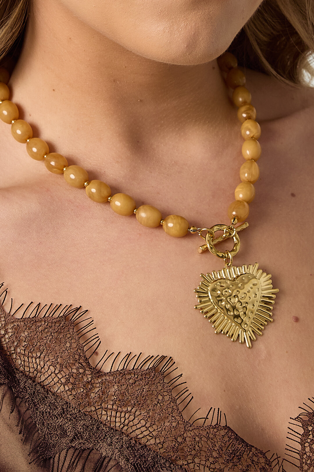 Lichtbruine kralen ketting met hart 1 Bruine kralenketting met hartje Stylefever