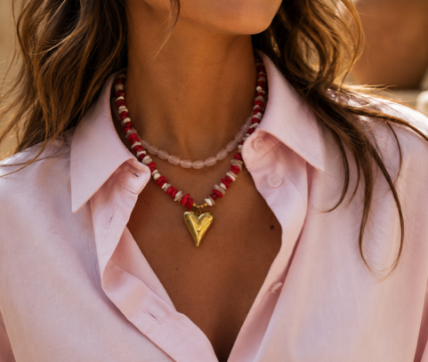 Rode ketting met goudkleurig hartje 1 Rode kralen ketting met hartje Stylefever